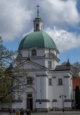 1688-1692 kilise önünde kare üzerinde Antik bir kuyu ile ünlü mimar Tylman Gameren tasarımına göre Kilisesi, St. Casimir (Sakramentek) Varşova inşa