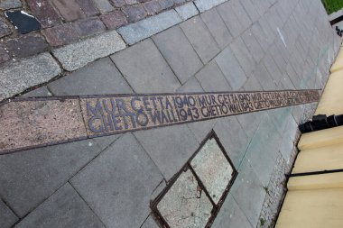 Varşova Gettosu 'nun duvarının olduğu kaldırımda işaretli olan yer. Varşova Polonya.