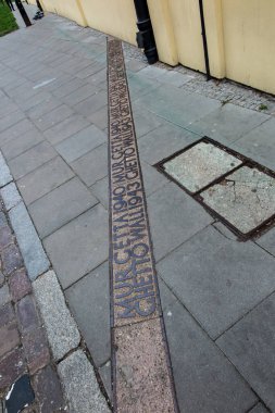 Varşova Gettosu 'nun duvarının olduğu kaldırımda işaretli olan yer. Varşova Polonya.