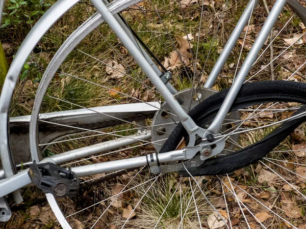 Uma Bicicleta Incompleta Velha Deixada Floresta Pelo Caminho Bicicleta — Fotografia de Stock