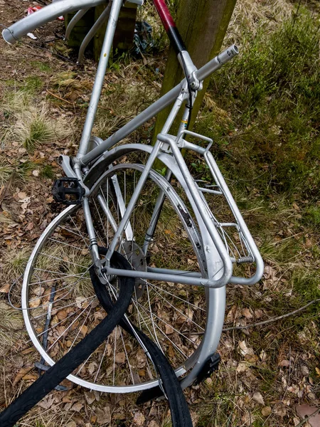 Una Bicicleta Vieja Incompleta Dejada Bosque Junto Carril Bici — Foto de Stock