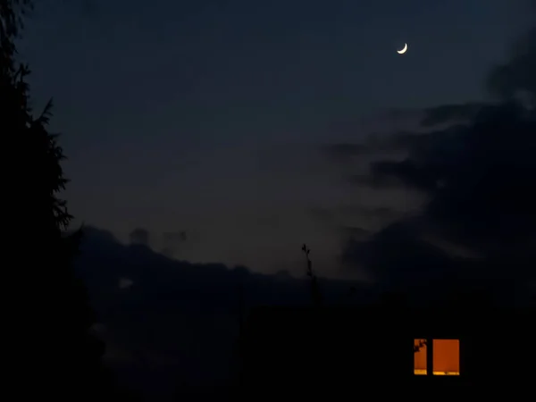 Una Luna Forma Falce Che Sorge Cielo Serale Parzialmente Nuvoloso — Foto Stock