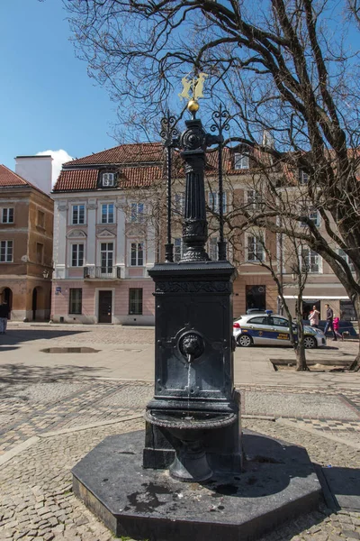 2022年4月24日 波兰华沙 华沙新城广场 New Town Square Warsaw 上面有一口旧铁井 外罩有臂章 一个带独角兽的女佣 — 图库照片