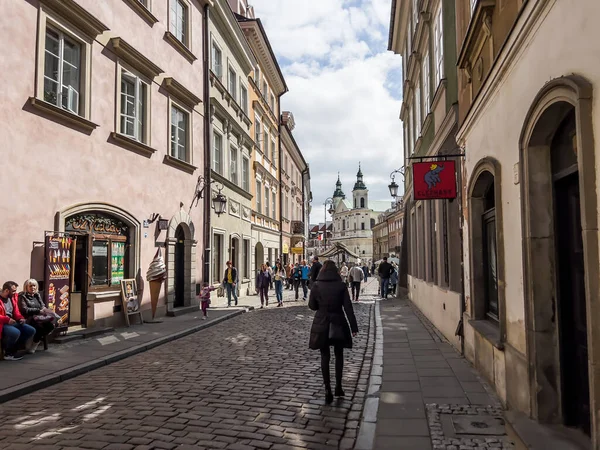 Varşova, Polonya, 24 Nisan 2022: Varşova Polonya 'da Kutsal Ruh Kilisesi ve Pauline Manastırı.