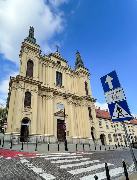 Kościół Rzymskokatolicki Franciszkanów Stygmaty Franciszka Serafickiego Przy Zakroczymskiej Warszawie Napis — Zdjęcie stockowe