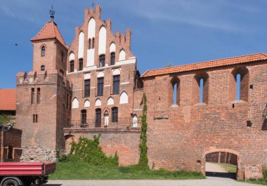 Polonya 'nın tarihi şehir merkezi Torun' da eski şehir kapısı ve Gotik tuğla savunma duvarları görülüyor..