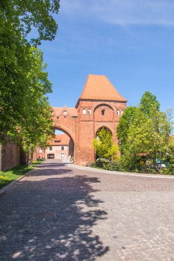Polonya 'nın tarihi şehir merkezi Torun' da eski şehir kapısı ve Gotik tuğla savunma duvarları görülüyor..