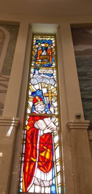 Torun, Polonya, 10 Mayıs 2022: Kutsanmış Bakire Meryem 'in Mabedi, Yeni Evangelizasyon Yıldızı ve Polonya' nın Torun kentindeki Aziz John Paul II - Polonya 'nın Aziz Wojciech Koruyucusunu tasvir eden vitray