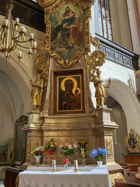 Torun, Polonya, 09 Mayıs 2022: Torun 'da Kutsal Bakire Meryem' in Varsayımı Kilisesi. Meryem Ana 'nın sunağı.