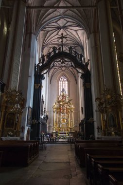 Torun, Polonya, 09 Mayıs 2022: Torun 'da Kutsal Bakire Meryem' in Varsayımı Kilisesi. Ana safra ve sunak..