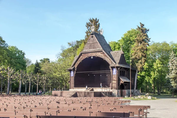 ポーランドのCiechocinekにあるスパパークの円形劇場 — ストック写真