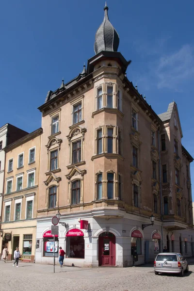 ポーランド トルン2022年5月9日 ユネスコの世界遺産に登録された歴史ある旧市街トルン トルンの伝説の家の前で子供の旅行 — ストック写真