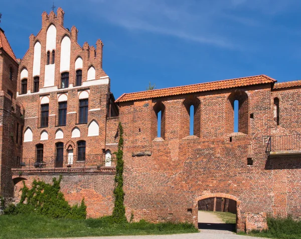 Blick Auf Das Alte Stadttor Und Gotische Backsteinmauern Historischen Stadtzentrum — Stockfoto