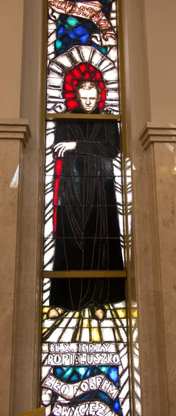 2022年5月10日 波兰托伦 位于托伦的圣母玛利亚 新福音之星和圣约翰保罗二世圣地内 玻璃窗上刻有福气十足的Fr Jerzy Popieluszko — 图库照片