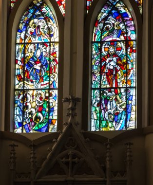 Ciechocinek, Polonya, 09 Mayıs 2022: Bir kilise penceresinde lekeli cam pencere, Polonya 'nın Ciechocinek kentindeki St. Peter ve Paul kolej kilisesi, İsa' yı ve Meryem 'i resmediyordu..