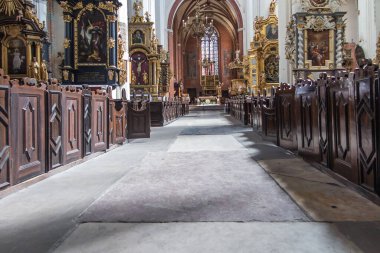 Torun Polonya, 09 Mayıs 2022: Aziz Vaftizci Yahya Katedrali ve Torun 'daki Evangelist Yahya' nın İçi. İlk Kutsal Komünyon vesilesiyle ek madalyon..