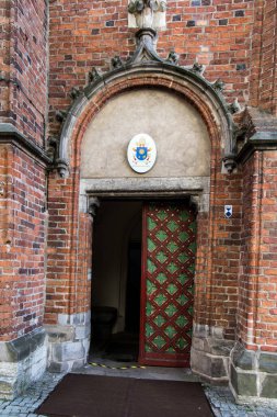 Torun Polonya, 09 Mayıs 2022: Aziz Vaftizci Yahya Katedrali 'nin Kapısı ve Torun' daki Evanjelist Yahya.