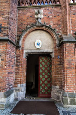 Torun Polonya, 09 Mayıs 2022: Aziz Vaftizci Yahya Katedrali 'nin Kapısı ve Torun' daki Evanjelist Yahya.