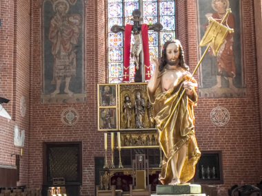 Torun Polonya, 09 Mayıs 2022: Aziz Vaftizci Yahya Katedrali ve Torun 'daki Evangelist Yahya' nın İçi. İsa 'nın dirilişi..