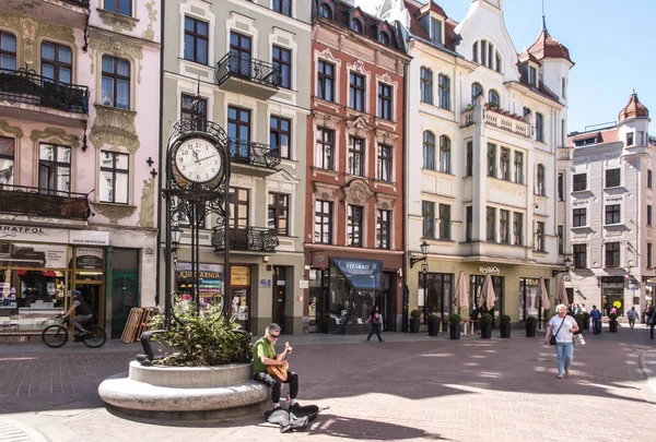 ポーランド トルン2022年5月9日 ユネスコの世界遺産に登録された歴史ある旧市街トルン トルンの伝説の家の前で子供の旅行 — ストック写真