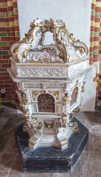 2022年5月9日 波兰托伦 托伦圣詹姆斯教堂的内部 历史洗礼字体 — 图库照片