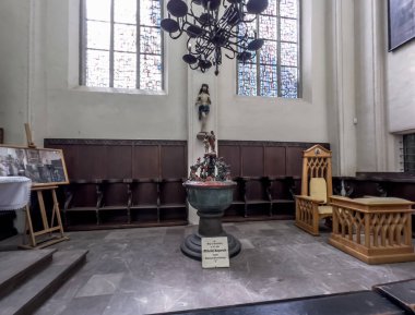 Torun, Polonya, 09 Mayıs 2022: Vaftizci Yahya Katedrali 'nin içi ve Nikolas Kopernik' in vaftiz edildiği vaftiz fontu ile Torun 'daki Evangelist Yahya.