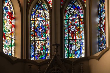 Ciechocinek, Polonya, 09 Mayıs 2022: Bir kilise penceresinde lekeli cam pencere, Polonya 'nın Ciechocinek kentindeki St. Peter ve Paul kolej kilisesi, İsa' yı ve Meryem 'i resmediyordu..