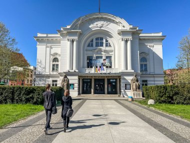 Torun, Polonya - 09 Mayıs 2022: Plac Teatralny 'deki W. Horzyca adlı tiyatronun cephesi. Performansın başlığı: Geceler ve Günler, ya da Yaşam ve Ölüm Arasında.