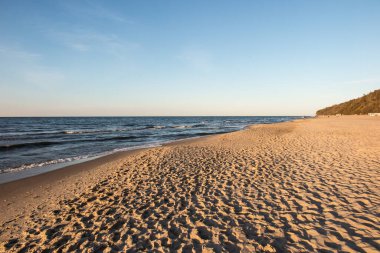 Mayıs 2022 'de Polonya' nın Jastrzebia Gora kentindeki Baltık Denizi 'ndeki boş plaj.