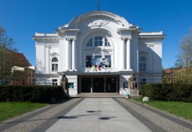 Torun, Polonya - 09 Mayıs 2022: Plac Teatralny 'deki W. Horzyca adlı tiyatronun cephesi. Performansın başlığı: Geceler ve Günler, ya da Yaşam ve Ölüm Arasında.