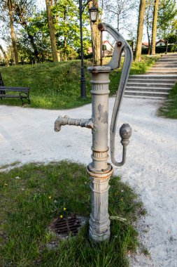 Eski el kitabı, Ciechocinek, Polonya 'daki spa parkında kurulmuş demir su pompası dökme, dökme demir, kanalizasyon, kanalizasyon sistemi.,