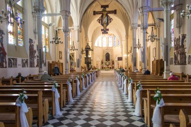 Ciechocinek, Polonya, 09 Mayıs 2022: Polonya 'daki Ciechocinek' te kilise, St. Peter ve Paul kolej kilisesi,