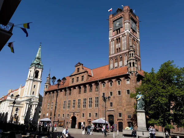 波兰托伦市政厅和尼科拉斯 哥白尼纪念碑 — 图库照片