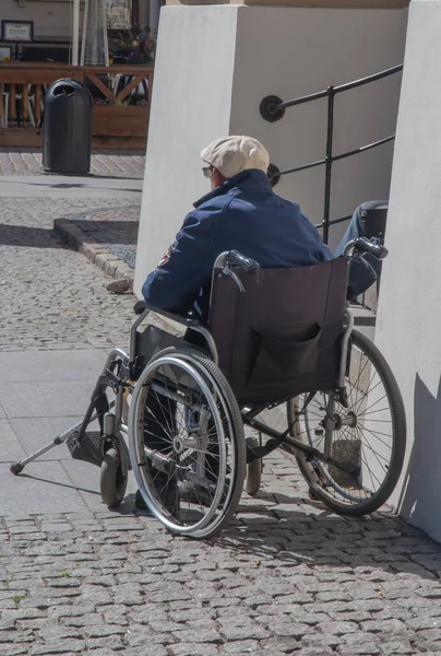 Osoba Niepełnosprawna Siedząca Wózku Inwalidzkim Ulicy Toruń Polsce — Zdjęcie stockowe