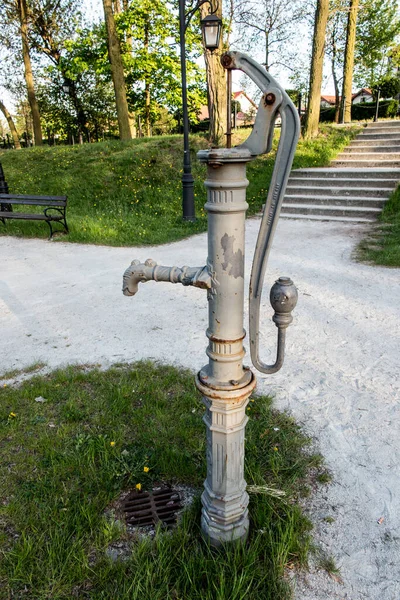 旧手册 在波兰奇切克内克温泉公园安装的铸铁水泵 排水沟 排污系统 — 图库照片