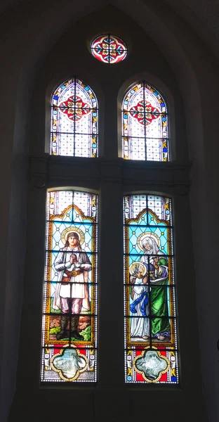 2022年5月9日 波兰锡乔西内克 位于波兰锡乔西内克的圣彼得和保罗学院教堂教堂窗户上的玻璃窗 描绘了圣安娜和圣伊西奥多 — 图库照片