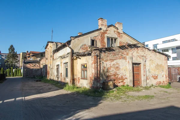 Diğer Yenilenmiş Evlerin Yanında Terk Edilmiş Eski Bir Polonya Ciechocinek — Stok fotoğraf