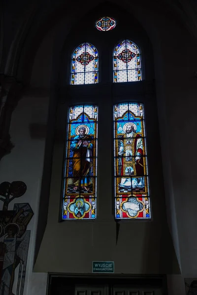2022年5月9日 波兰奇乔希内克 波兰奇乔希内克的圣彼得和保罗学院教堂教堂窗户上的玻璃窗 描绘了圣梅厄斯和圣菲利奇扬 — 图库照片
