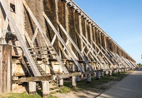 Kaplıcadan mezuniyet kuleleri. Ciechocinek, Polonya - Mayıs 06. 202: Ciechocinek 'teki tarihi ahşap mezuniyet kulelerinde turistler ve hastalar.
