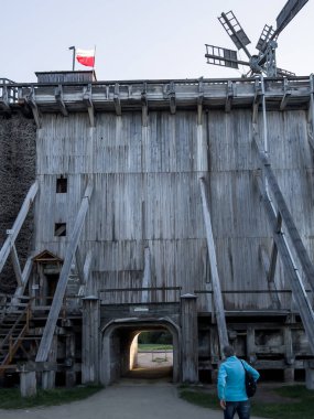 Kaplıcadan mezuniyet kuleleri. Ciechocinek, Polonya - Mayıs 06. 202: Ciechocinek 'teki tarihi ahşap mezuniyet kulelerinde turistler ve hastalar.
