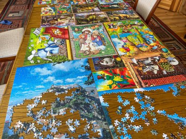 Aile bulmacalarının etkisi, bir kaç büyük ve küçük bulmacayla dolu büyük bir masa seti..