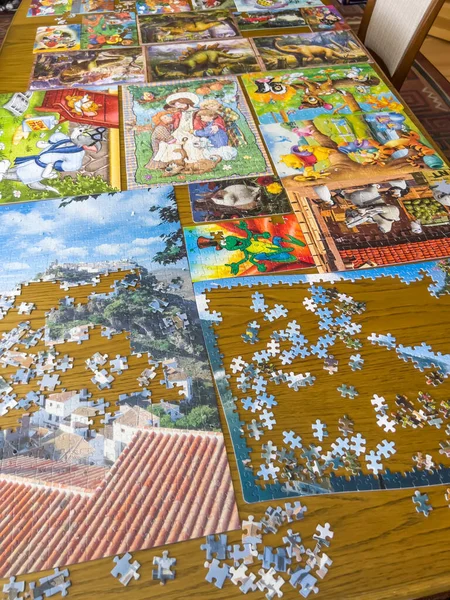 Effetto Famiglia Che Organizza Puzzle Grande Tavolo Insieme Con Diversi — Foto Stock