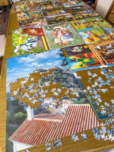 Effetto Famiglia Che Organizza Puzzle Grande Tavolo Insieme Con Diversi — Foto Stock