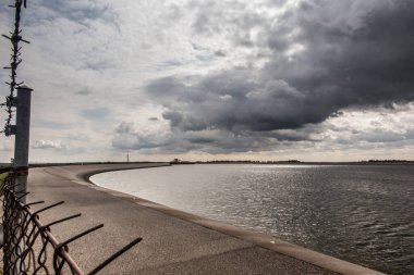 Pomerania, Polonya 'daki Zarnowiec' teki hidroelektrik santrali için yapay su deposu.