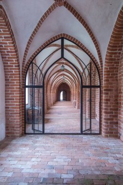 Zarnowiec, Polonya, 13 Mayıs 2022: Gdansk piskoposluğundaki Zarnowiec 'te Tanrı' nın Annunciation of the Lord Kilisesi. Benedictine Manastırı. Manastırdaki tarihi salonlar ve geçitler