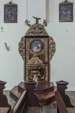 Zarnowiec, Polonya, 13 Mayıs 2022: Gdansk piskoposluğundaki Zarnowiec 'te Tanrı' nın Annunciation of the Lord Kilisesi. Benedictine Manastırı. Tarihsel vaftiz yazı tipi