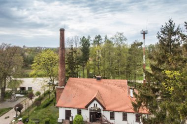 Baltık Denizi 'ndeki Rozewie deniz fenerinin manzarası. Kapının üstündeki yazı: Makine dairesi..
