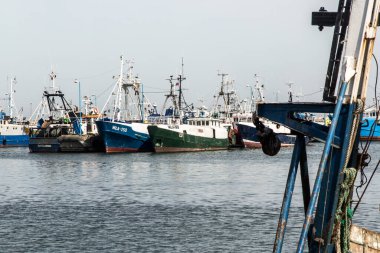Wladyslawowo, Polonya, 10 Mayıs 2022: Baltık Denizi kıyısında Wladyslawowo limanı. Yelkenli ve yolcu marinası olan tipik bir balıkçı limanıdır. Ayrıca iç trafikte mallar için hafif bir yeniden yükleme işlevi de görmektedir..