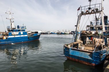 Wladyslawowo, Polonya, 10 Mayıs 2022: Baltık Denizi kıyısında Wladyslawowo limanı. Yelkenli ve yolcu marinası olan tipik bir balıkçı limanıdır. Ayrıca iç trafikte mallar için hafif bir yeniden yükleme işlevi de görmektedir..