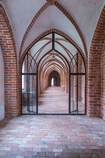 Zarnowiec, Polonya, 13 Mayıs 2022: Gdansk piskoposluğundaki Zarnowiec 'te Tanrı' nın Annunciation of the Lord Kilisesi. Benedictine Manastırı. Manastırdaki tarihi salonlar ve geçitler